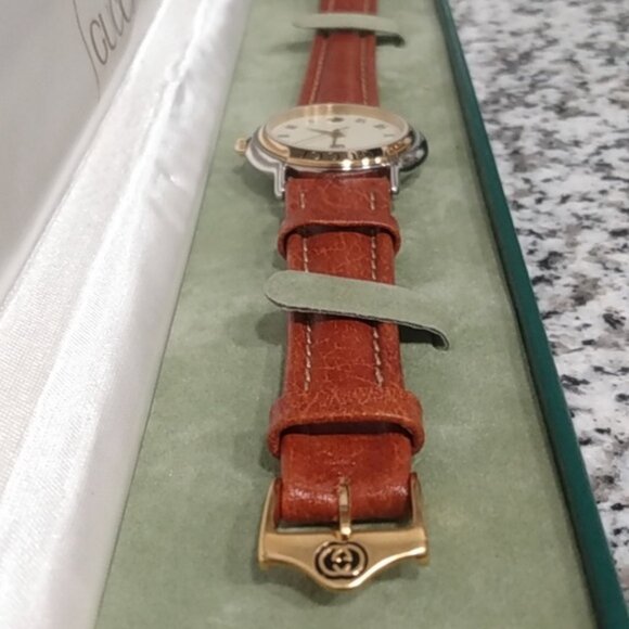 Gucci 8000M Gold & Silver Swiss Made Timepiece - Picture 14 of 16